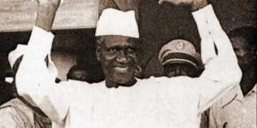 LE GRAND DÉBAT DU SAMEDI – LE MOUCHOIR BLANC DE SÉKOU TOURÉ : SYMBOLE MYSTIQUE, OUTIL D’HYPNOTISATION OU MESSAGE DE PAIX ? 