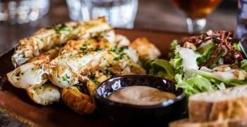 Recette du jour : Poulet épicé croustillant à la grenade – Un délice sucré-salé à tester absolument !