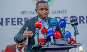 Kindia : Le ministre Moussa Moïse Sylla offre plus de 1 000 cartes de prise en charge sanitaire aux artistes. 