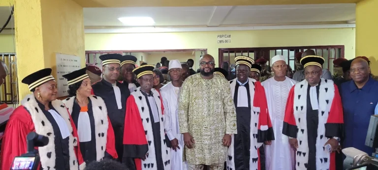 Guinée : la Cour suprême entérine une sélection électorale controversée en faveur de Mamadi Doumbouya. (Vidéo) 